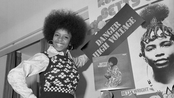 Betty Wright en 1975, quand elle avait 21 ans, se tient avec une exposition de certaines de ses couvertures d'album. Wright était déjà un vétéran au moment où elle était sortie de l'adolescence, ayant sorti quatre albums studio qui comprenaient plusieurs chansons qui seraient des signatures de carrière.