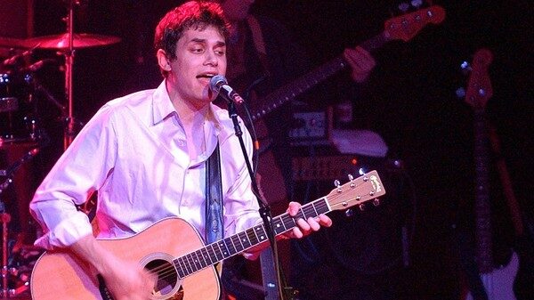 John Mayer se produit à Irving Plaza en février 2002 à l'appui de son premier album studio complet, Room for Squares.