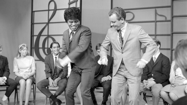James Brown se produit aux studios KCOP lors du Lloyd Thaxton Show avec Lloyd Thaxton en 1964. Brown a contribué à populariser la danse de style boogaloo, présentée ici.