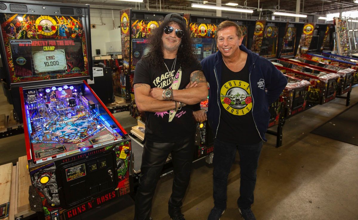 Slash avec le fondateur de Jersey Jacks Slash: les nouveaux flippers Guns N Roses sont bien au-delà de mes attentes