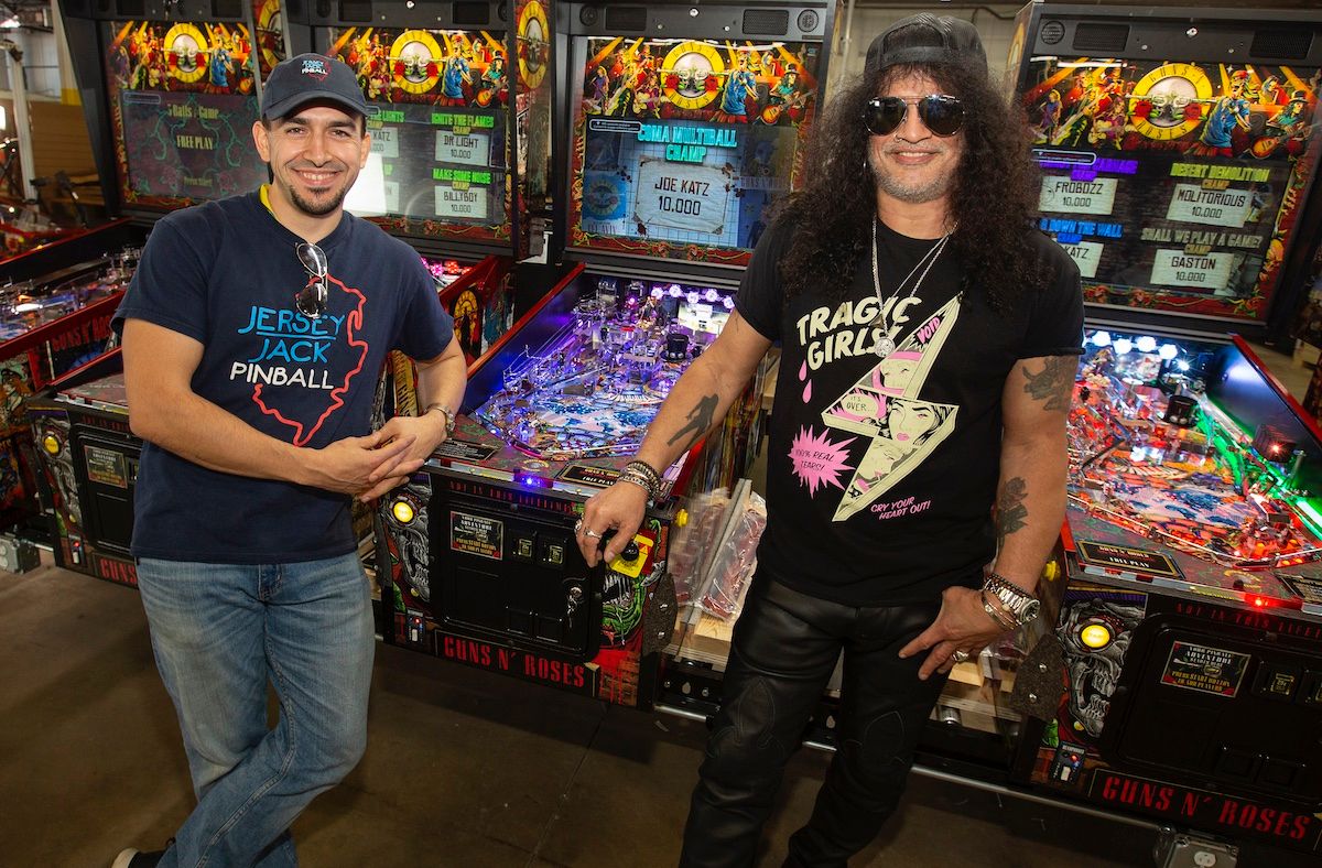 Slash avec Eric à Pinball Factory Slash: les nouveaux flippers Guns N Roses sont bien au-delà de mes attentes