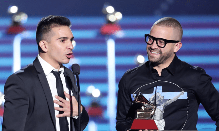 Cruz (à gauche) et Nacho (à droite) à la 18e édition des Latin Grammy Awards.