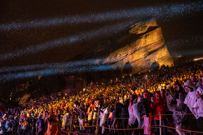 La foule au spectacle DREAMROCKS de ZHU le lundi 3 mai au Red Rocks Amphitheatre du Colorado.