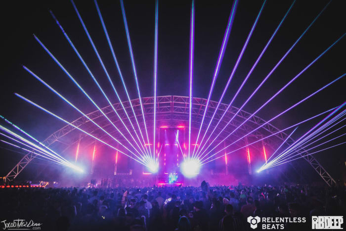 Le Rawhide Event Center illuminé de lasers pour Relentless Beats' "En construction" spectacle pendant le week-end du Memorial Day 2021. 