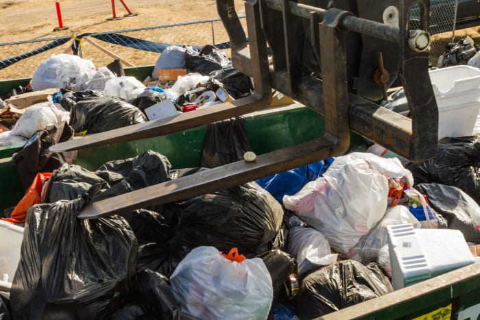 Des sacs poubelles s'accumulent au festival de musique Lighting in a Bottle en Californie.