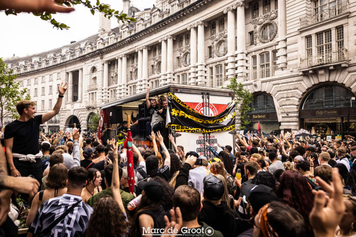 Les manifestants se rassemblent lors de l'événement #FreedomToDance de Save Our Scene à Londres.
