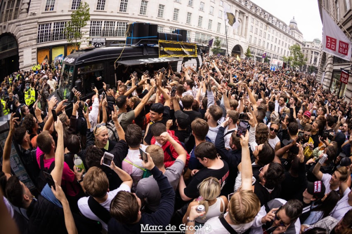 Des manifestants frustrés bordent les rues du centre de Londres lors de la manifestation #FreedomToDance.