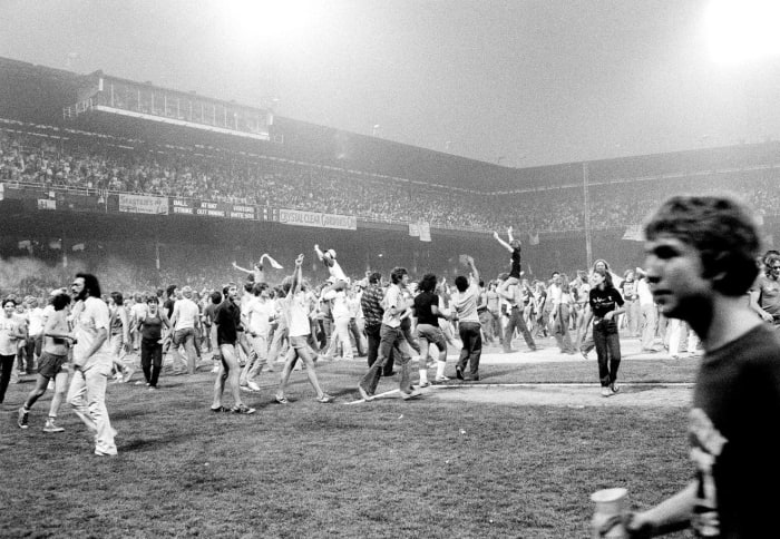 Plus de 5 000 fans ont pris d'assaut le terrain du Comiskey Park de Chicago le 12 juillet 1979 lors d'une émeute à la suite de l'incendie et de l'explosion de disques disco.