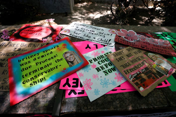 Signes d'une marche #FreeBritney le 23 juin 2021 pour protester contre la tutelle de Britney Spears.