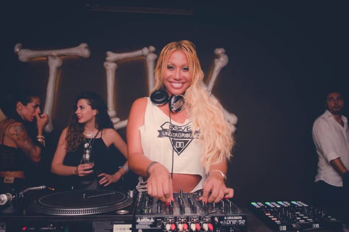 Mikaela Jav se produit au Tox à Ibiza.