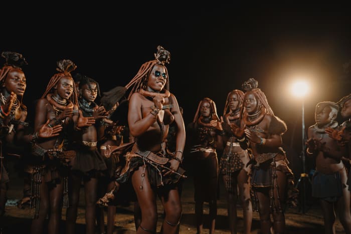 Des membres de la tribu Himba dansent sur de la musique électronique pendant le tournage de The Ive Experience.