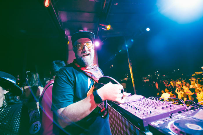 Claude VonStroke jetant à Dirtybird Road To Campout 2021. 