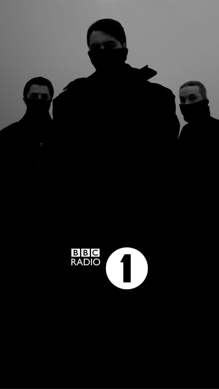 Swedish House Mafia a abandonné un mix de 30 minutes pour BBC Radio 1 "Week-end de danse" reprendre.