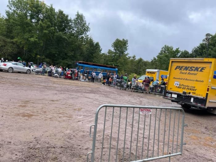 Les participants potentiels attendent d'être transportés vers les terrains de camping du festival Elements Music & Arts.