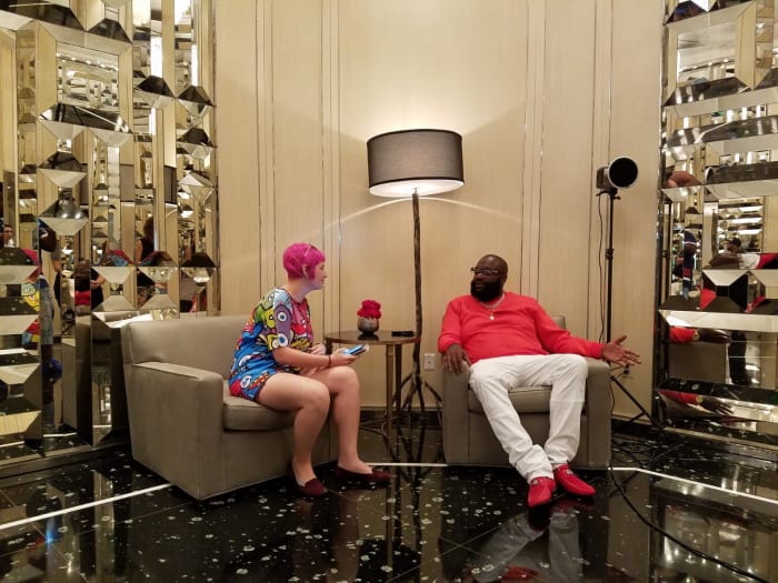 Kat Bein s'assoit pour une interview avec le légendaire artiste hip-hop Rick Ross.