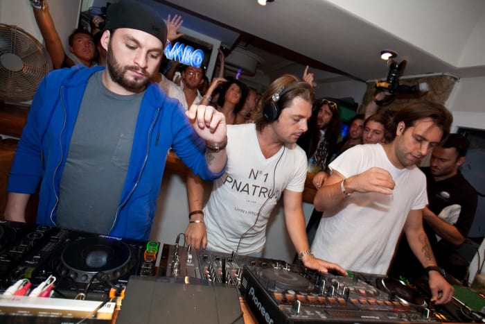 Steve Angello, Axwell et Sebastian Ingrosso de Swedish House Mafia se produisent au Café Mambo Ibiza en 2011.