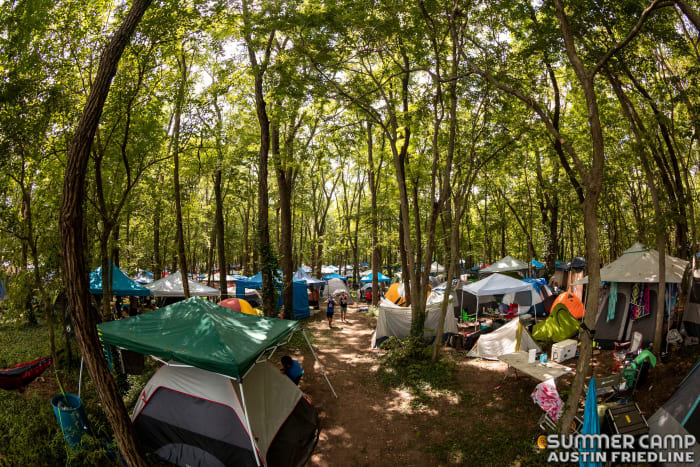 Terrains de camping au Summer Camp Music Festival.