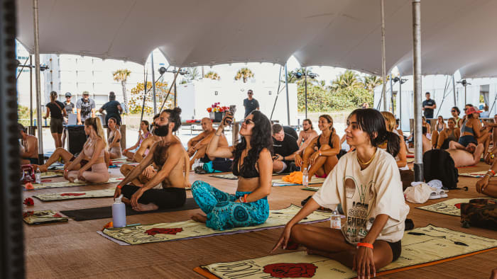 Red Bull Guest House et Club Space se sont associés pour offrir aux participants une séance de yoga guidée matinale revitalisante.
