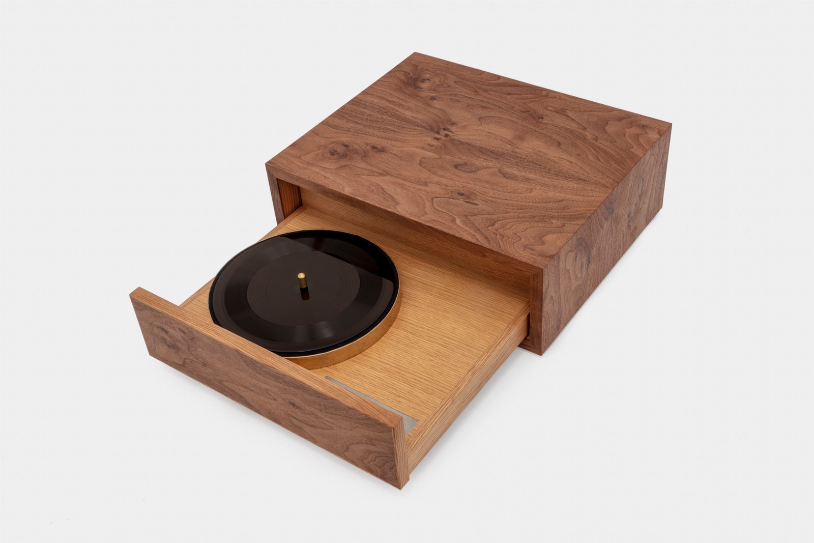 Un disque dans une petite boîte en bois