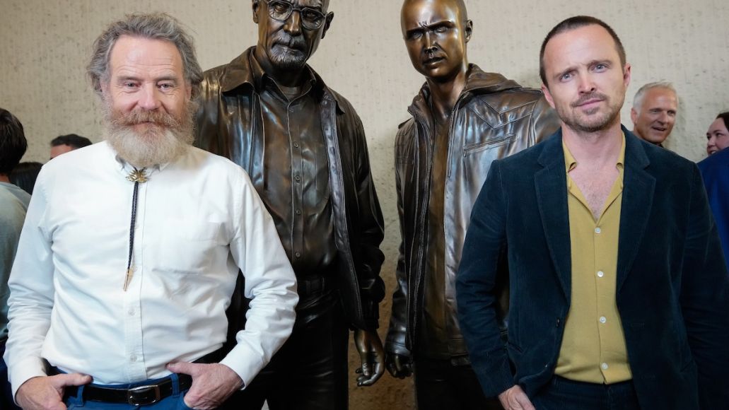 Bryan Cranson et Aaron Paul posent avec des statues de Breaking Bad