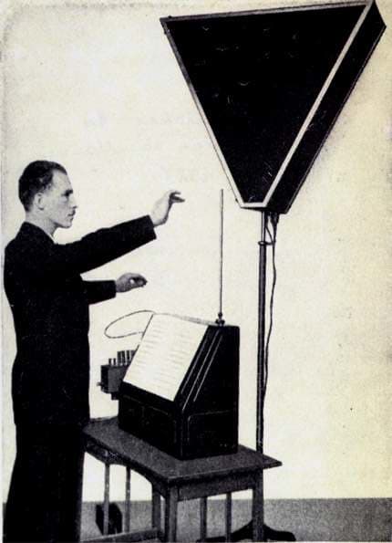 Léon Theremin jouant de son instrument sur une photo non datée.