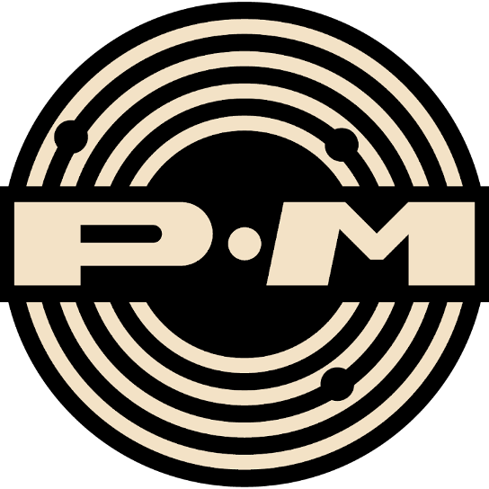 Le logo Planet Money Records, les lettres « PM » entourées d'anneaux ressemblant à un disque vinyle ou de lunes en orbite autour d'une planète.