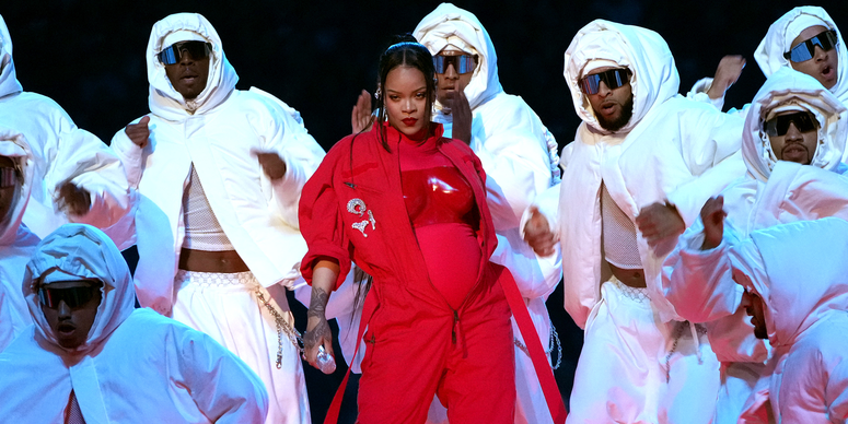 Rihanna se produit lors du spectacle de mi-temps du Super Bowl LVII