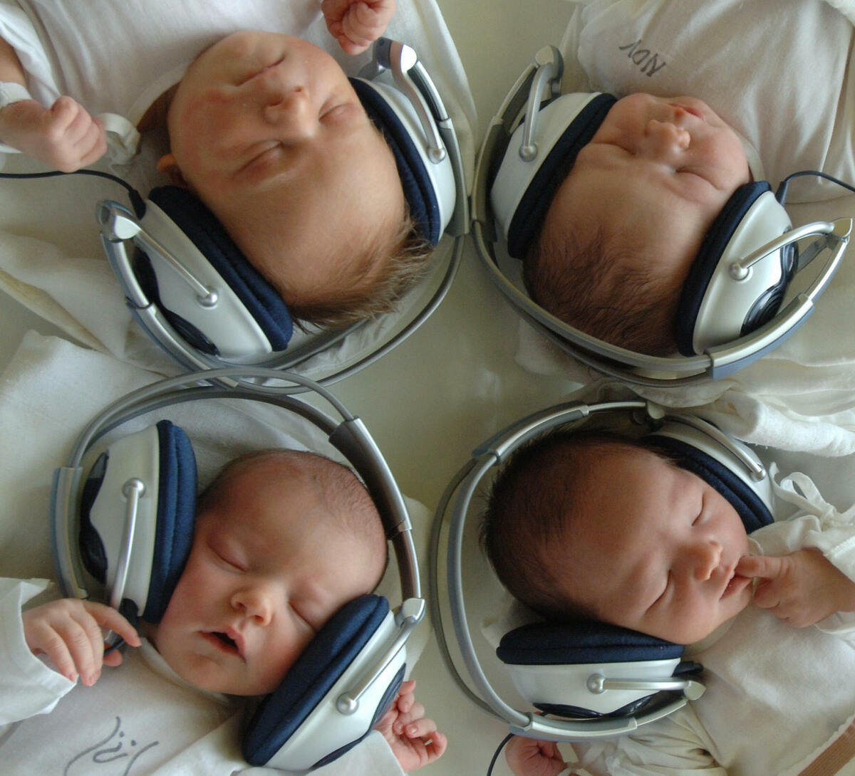 Les nouveau-nés écoutent de la musique avec des écouteurs.