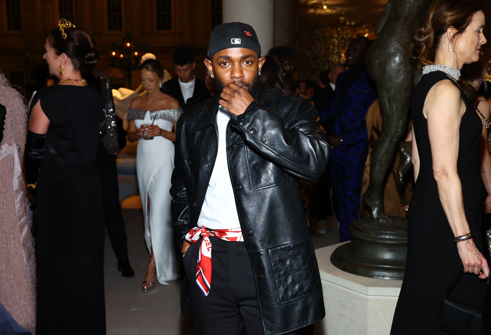 NEW YORK NEW YORK 01 MAI Kendrick Lamar assiste au Met Gala 2023 célébrant Karl Lagerfeld A Line Of Beauty au The...