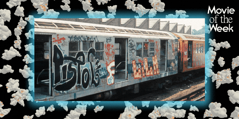 Une voiture de métro avec des graffitis dessus